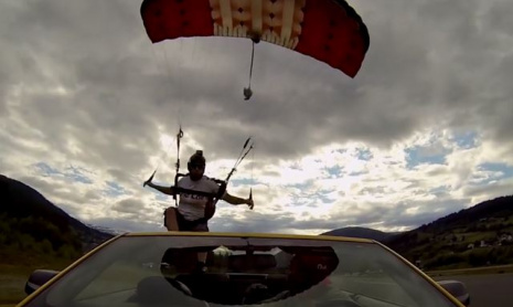 Парапланеристка приземляется в движущийся Mustang